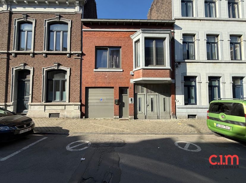 Immeuble situé dans le quartier Saint-Léonard comprenant actuellement 2 appartements 1 chambre et un atelier au fond du terrain via accès par une cour
