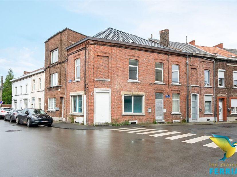 Visites sur rendez-vous au 0476/08.47.47. Une belle maison comprenant un rez commercial + un duplex 3 chambres, deux entrées séparées, avec un énorme