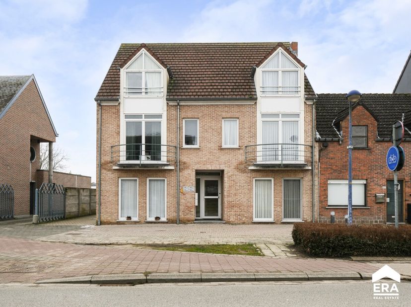 Appartement met 2 (mogelijk 3) slaapkamers, terras en garage gelegen in het rustige centrum van Houtvenne.Het appartement is gelegen in een kleinschal