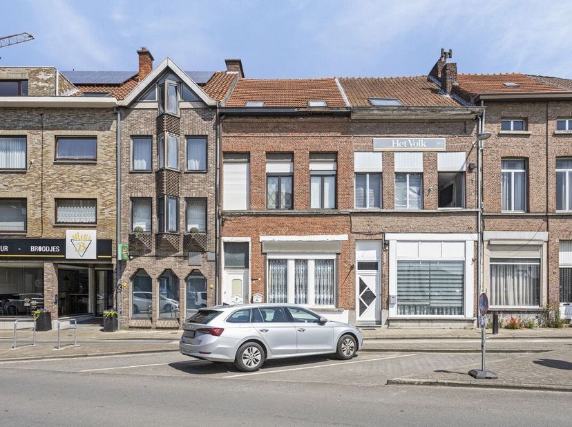 Deze ruime woning gelegen in Temse biedt een zee aan ruimte en mogelijkheden. Met maar liefst 7 slaapkamers is er voldoende plaats voor een groot gezi