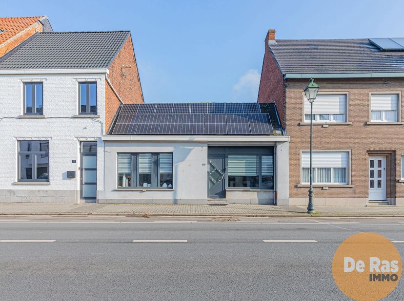 WICHELEN - Deze perfect instapklare woning vindt u op vlakbij het centrum van Wichelen. De ligging van dit pand is bijzonder aantrekkelijk met alle vo