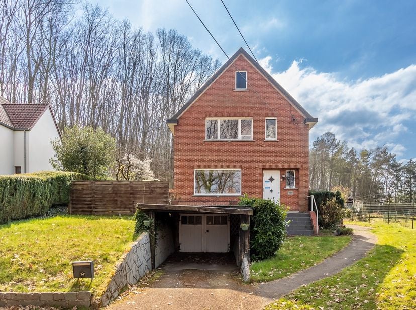 In het rustige en groene Molenstede vinden we deze gezellige woning uit 1961, gelegen op een zonnig perceel van 726 m². Toch is deze woning erg centra