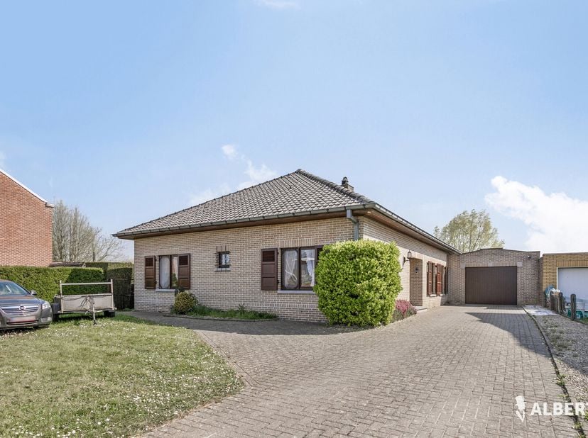 Te koop in Meerbeke. Deze woning bevindt zich in een charmante en rustige straat. Droom je van een vrijstaande woning met een zee aan buitenruimte en
