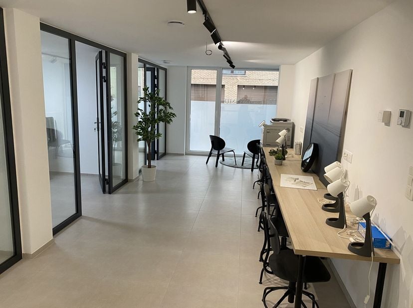 Espace de bureaux ou cabinet pour profession libérale entièrement équipé au au rez-de-chaussée d&#039;un immeuble récent, idéalement situé au centre de Ste