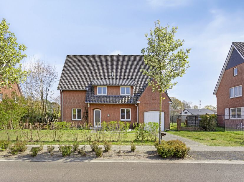Stap binnen in dit prachtige, statige herenhuis dat wacht om nieuw leven ingeblazen te worden. Gelegen in het charmante Peer, biedt deze woning een un