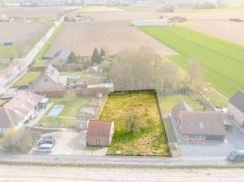 Prachtig zonnig perceel bouwgrond te koop gelegen langs de Werkenstraat te Bovekerke - Koekelare. Het stuk grond van 1.035m² is toegankelijk via een d