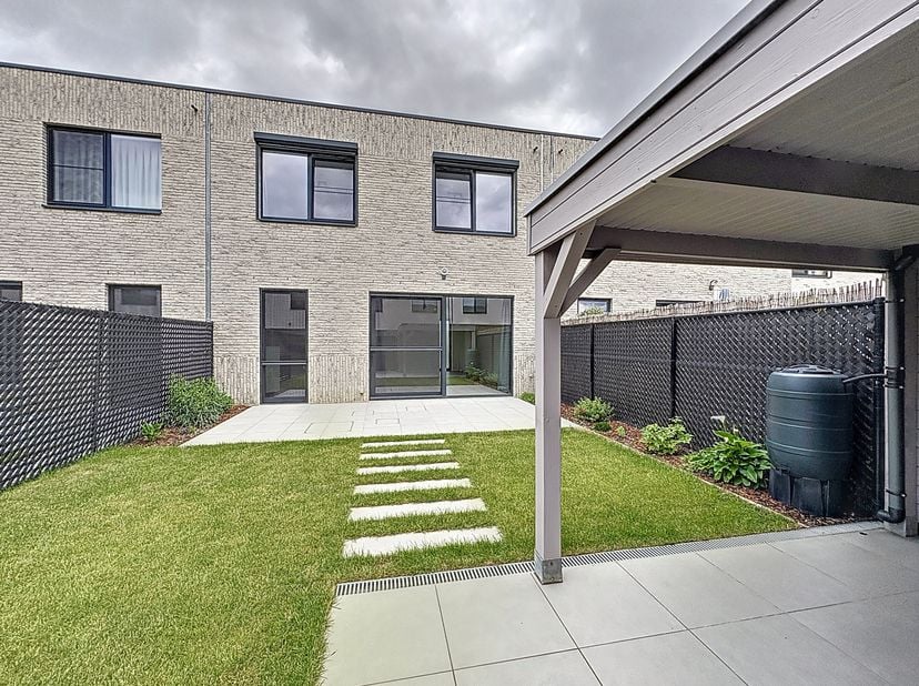 Cette maison neuve (construite en 2021) est située dans le quartier verdoyant de Regatta à Linkeroever à Anvers. Un endroit idéal pour ceux qui aiment
