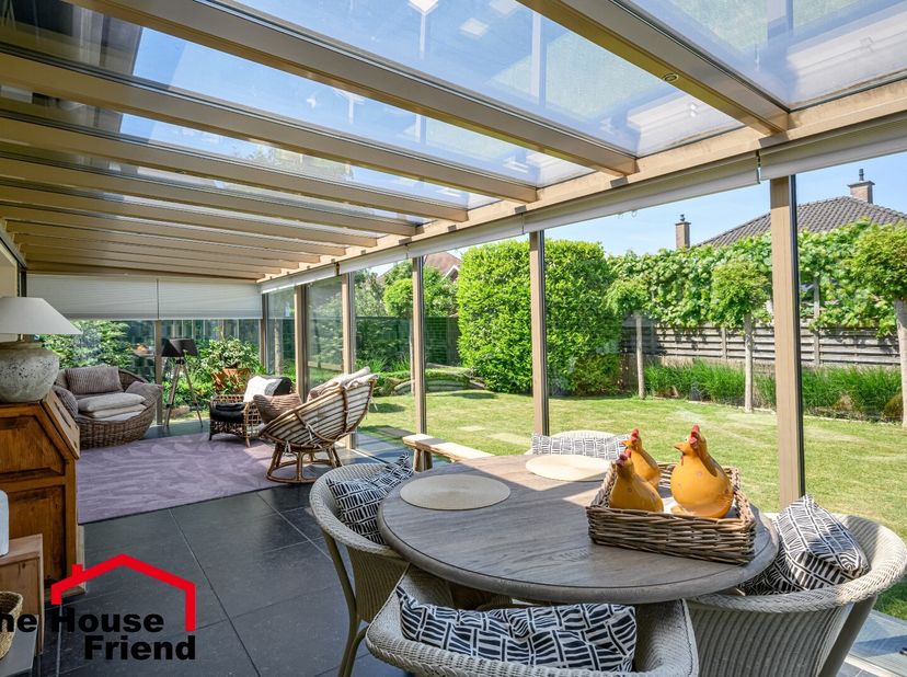 Ce bungalow bien situé est une maison familiale idéale. Il est aménagé comme suit : rez-de-chaussée : grand salon avec poêle en stéatite, cuisine équi
