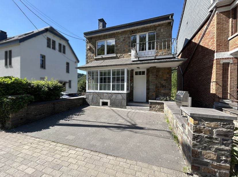 SOUS SOL de ± 55m² :&lt;br /&gt;
- Hall de ± 6,5m² sur carrelage,&lt;br /&gt;
- Chambre 1 de ± 17m² sur carrelage,&lt;br /&gt;
- Salle de bain de ± 3,5m² sur vinyle ave