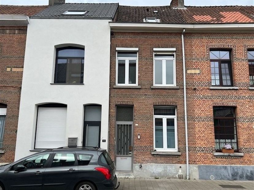 Welkom in deze charmante woning in het hart van Duffel. Met een bewoonbare oppervlakte van 100m² biedt deze woning vier ruime slaapkamers. De lichtrij