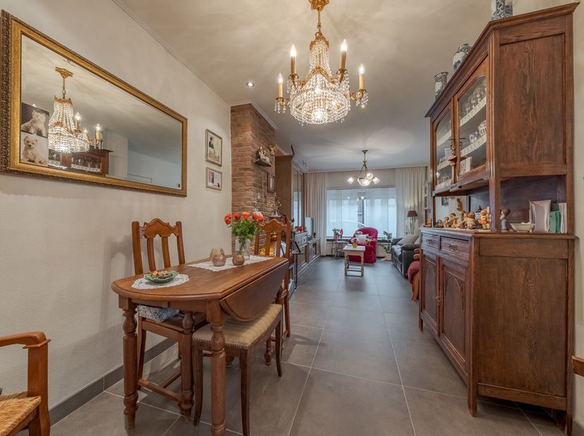 Deze gerenoveerde woning is uitstekend gelegen, op een boogscheut van het centrum van Rupelmonde met al haar faciliteiten (scholen, grootwarenhuis, en