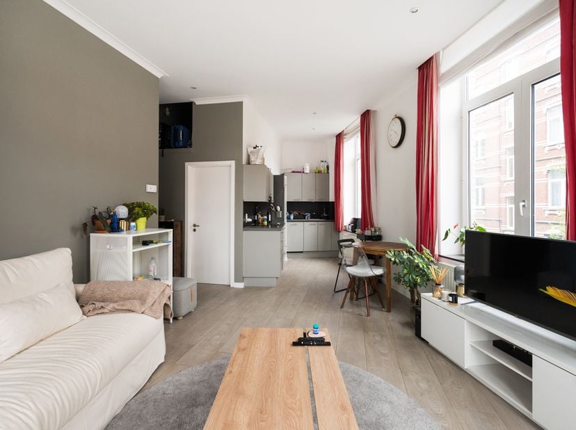 SCHAERBEEK, ideaal gelegen op 200 meter van het Jubelpark, biedt dit appartement (1 slaapkamer/1 badkamer) een bewoonbare oppervlakte van ongeveer 50