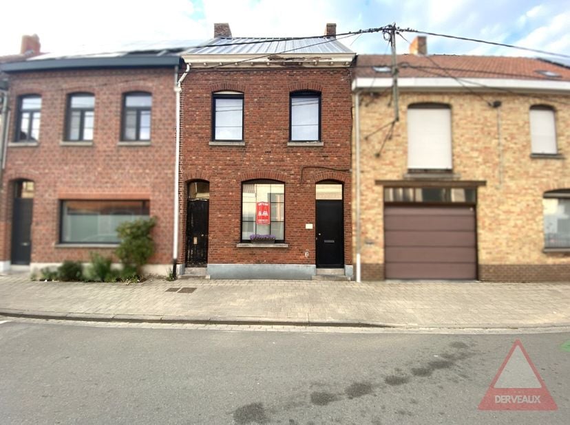 Deze instapklare woning is gelegen in de Stationstraat in Moorslede, een centrale locatie met vlotte verbindingen naar Roeselare en Ieper. Op wandelaf