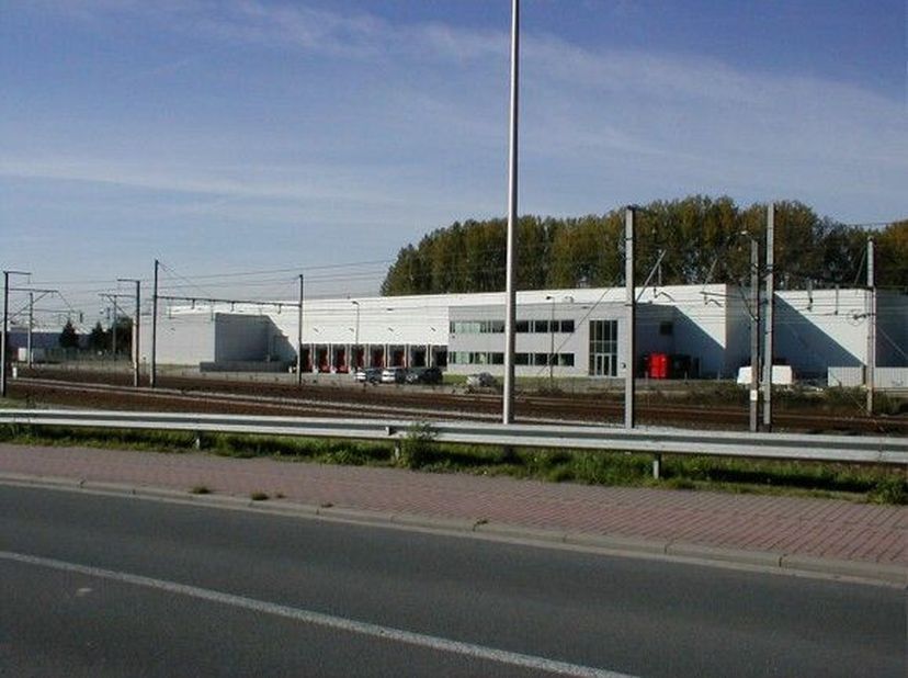 Gloednieuw magazijnmet bijhorende kantoorruimte in Beersel. Zeer dicht bij de E19, E429 en de steden Halle en Brussel. Er is hier de optie om gekoeld