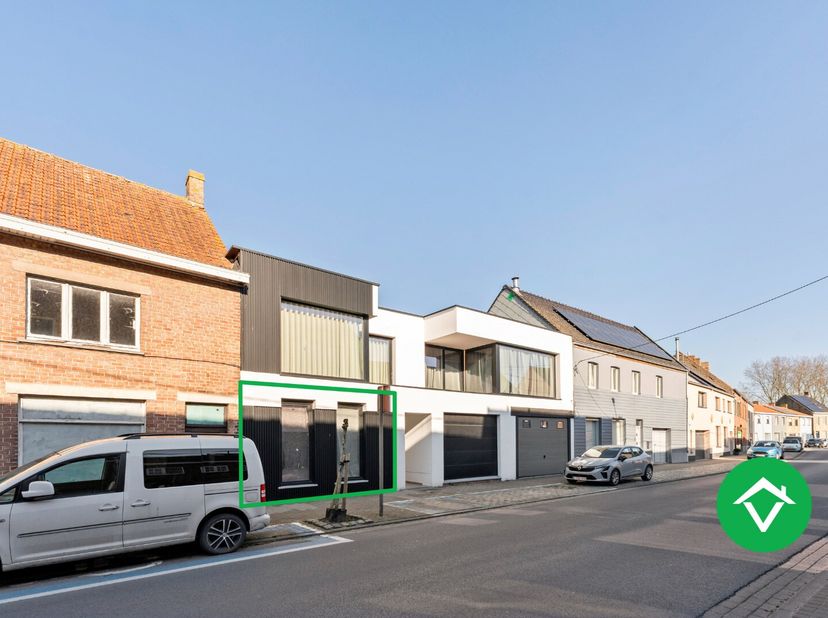 Dit mooi instapklaar appartement is gelegen op het gelijkvloers van een kleine residentie te Leke, bestaande uit 3 appartementen.&lt;br /&gt;
Het appartemen