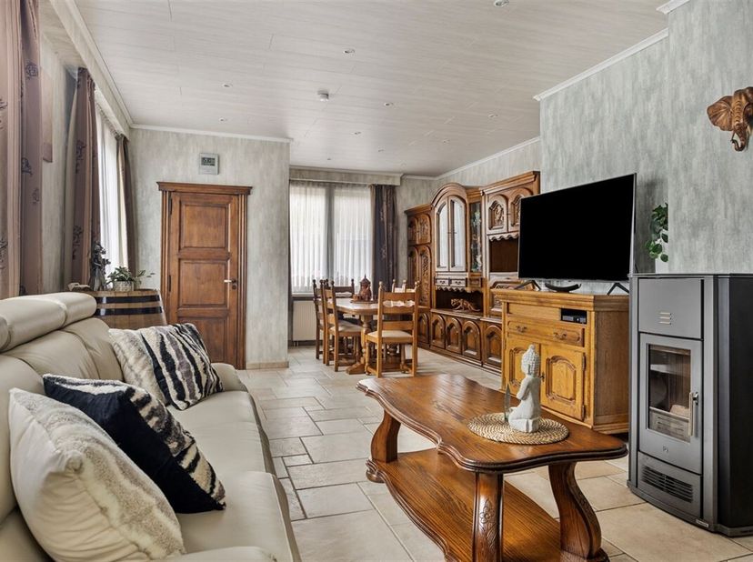 Welkom in dit charmante huis in het hart van Schelle, perfect gepositioneerd nabij lokale voorzieningen voor de perfecte balans tussen rust en gemak v