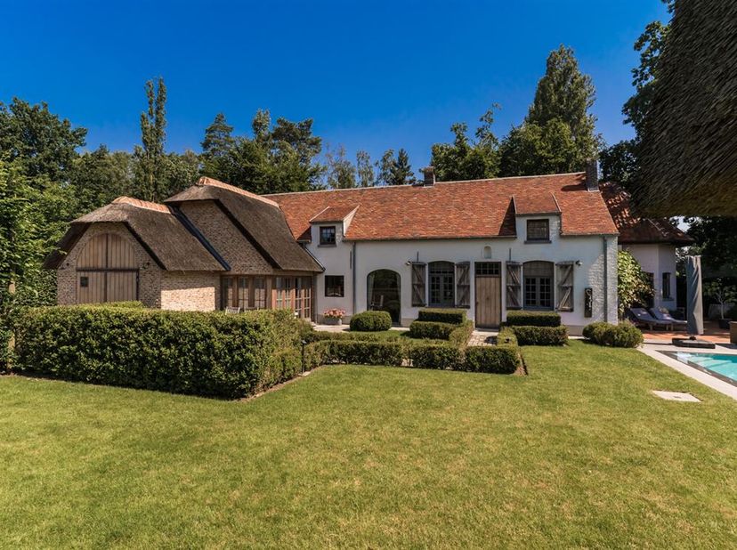 Maison de campagne exceptionnelle avec piscine et pool house dans une situation privilégiée à Malines&lt;br /&gt;
Rez-de-chaussée :&lt;br /&gt;
oHall d&#039;entrée ave