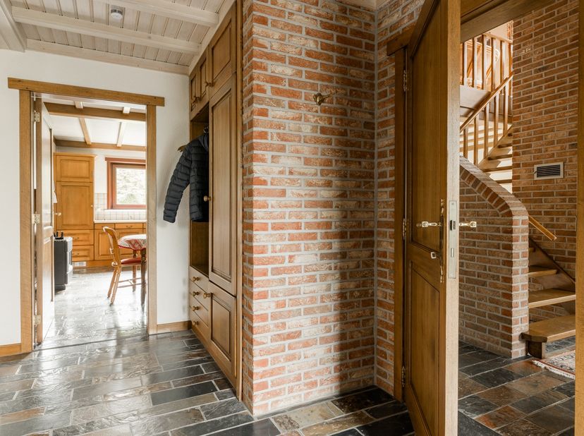 Deze karakteristieke woning biedt ruimte, licht en privacy op een toplocatie in Hamont-Achel. De open leefruimte met vide en zicht tot in de nok zorgt