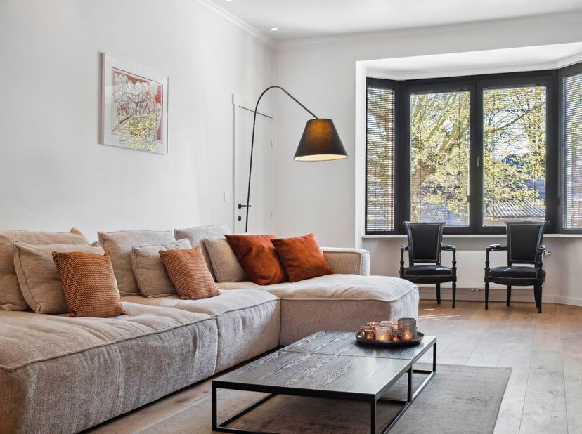 Welkom in deze unieke en volledig gerenoveerde art-deco parel, gelegen op het charmante Buda-eiland, op een steenworp van de iconische Broeltorens en