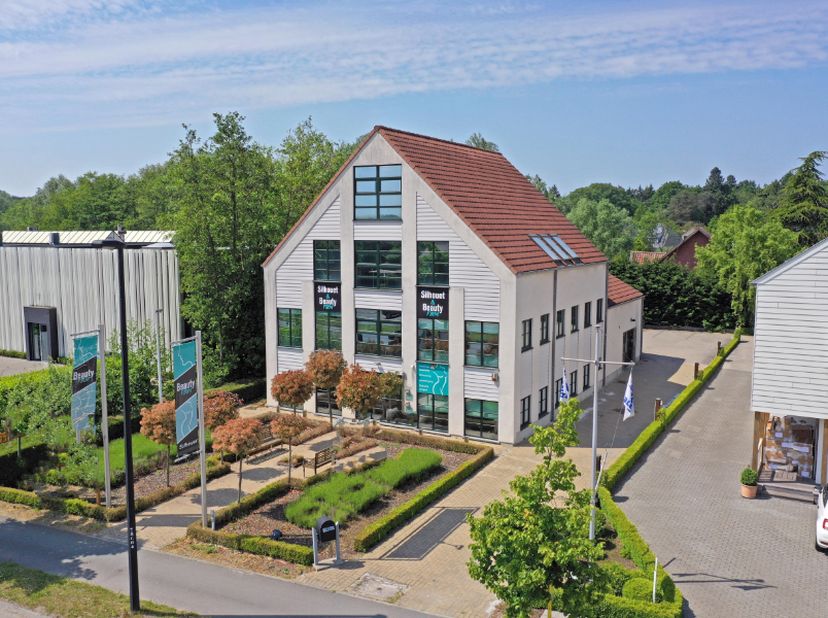 Dit commercieel gebouw bestaat uit 3 verdiepingen en heeft totale bruikbare oppervlakte van 504m². Het gebouw biedt tal van mogelijkheden en kan -mits