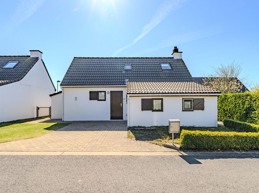Vakantiewoning te koop met twee slaapkamers, zongerichte tuin en autostaanplaats in vakantiepark Nieuwendamme gelegen aan de Brugsevaart 38 te Nieuwpo