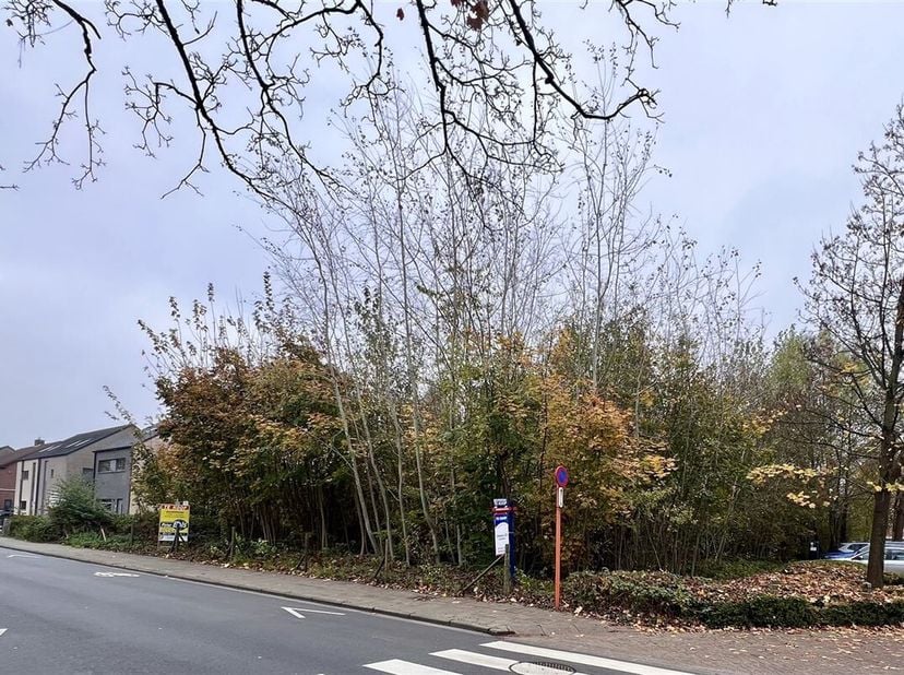 Découvrez ce terrain à bâtir exceptionnel de 335 m² au coeur de Turnhout. Situé dans un quartier calme mais central, ce terrain offre une excellente o