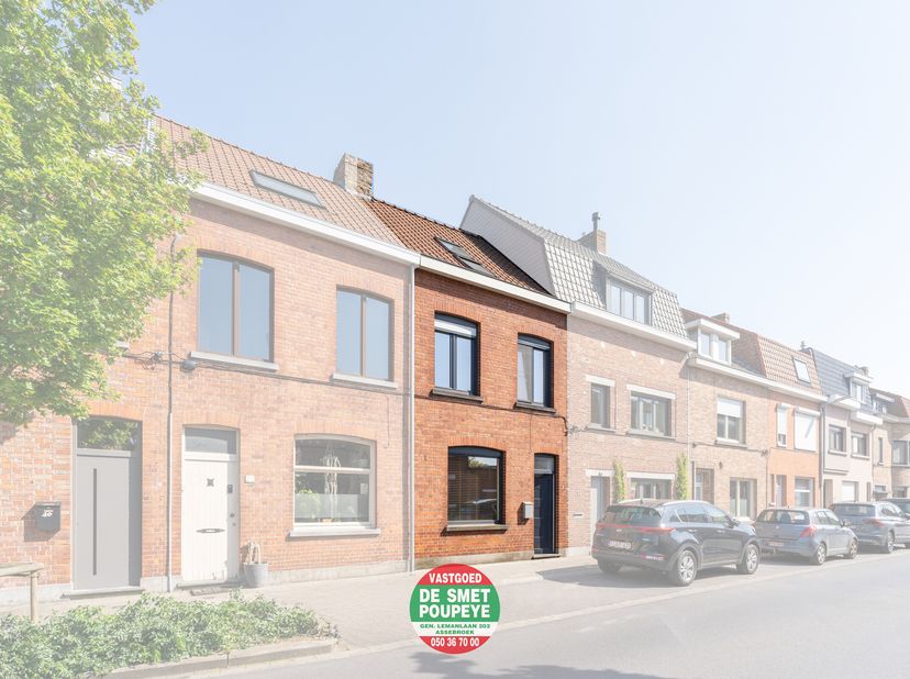Deze gezellige woning is gelegen op een uiterst centrale locatie, in vogelvlucht van het centrum van Brugge. De nabijheid van diverse supermarkten, op
