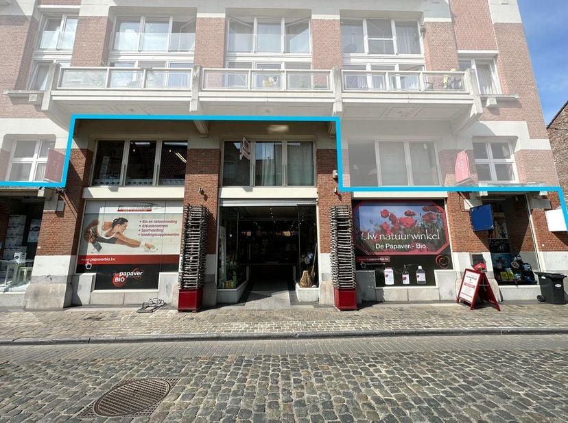 Fantastisch commercieel gelegen handelspand met een totale oppervlakte van 377 m² te koop (verhuurd --&amp;gt; investering) in het centrum van Ieper, lang