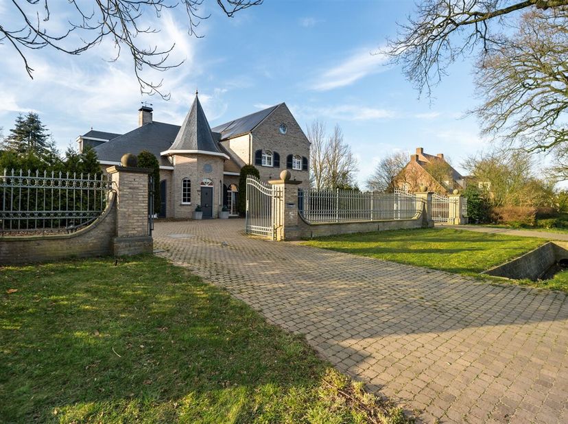 Energiezuinige villa met 7 slaapkamers, 3 badkamers op riant perceel van 2200 m²&lt;br /&gt;
 De woning is voorzien van een open leefruimte met hoge plafond