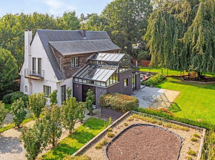 Wij hebben het genoegen deze hoogwaardig afgewerkte villa met loftallures en met een apart bijgebouw te koop aan te bieden.&lt;br /&gt;
Deze exclusieve vill