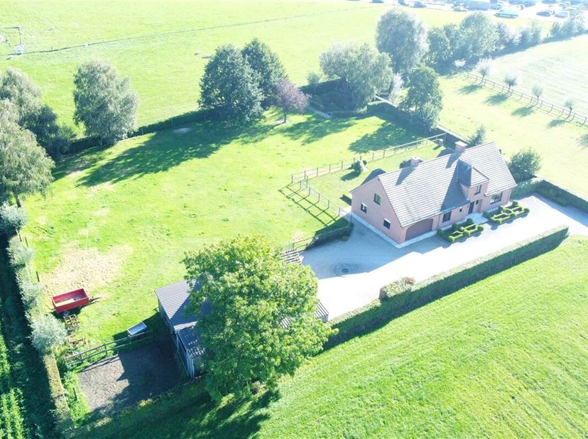 Dans un quartier résidentiel calme et sûr de Vichte, vous trouverez cette maison individuelle bien entretenue sur un terrain de 4104 m². Une longue al