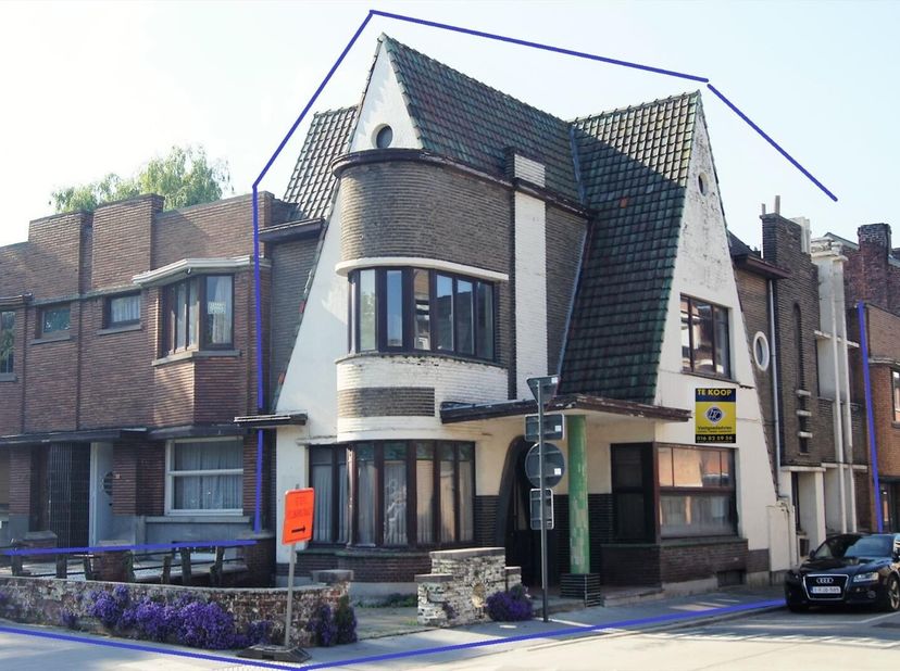 Nabij het centrum gelegen, op de vernieuwde ring, vindt u dit unieke Art-Deco handelshuis van 1936. Het gebouw is door zijn unieke architectuur een be
