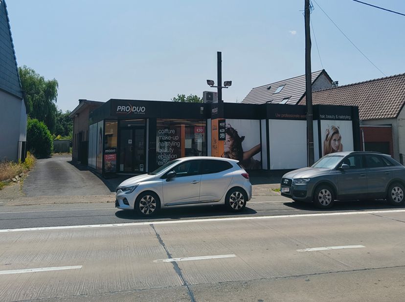 Bent u op zoek naar een showroom met voldoende opslagruimte? Zoek niet verder en vraag vandaag nog een bezoek aan om dit investeringspand te ontdekken