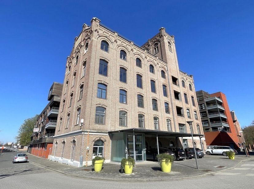 252m² de bureau au rez-de-chaussée dans un style loft industriel à Bloemmolens Rypens&lt;br /&gt;
Emplacement : sur le Quai le long de la Rupel et à proximi