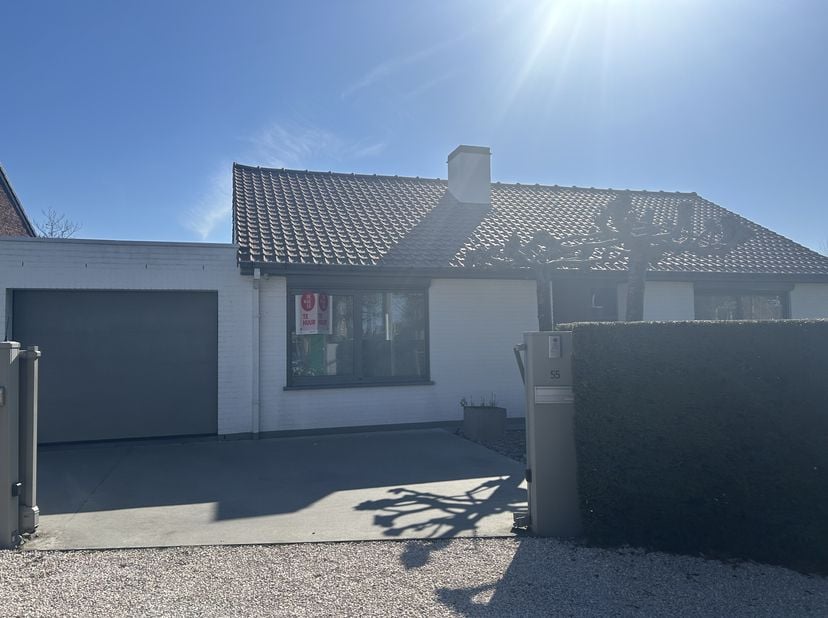 Bent u op zoek naar een toffe gelijkvloerse woning in Waregem? Dan is deze topper misschien iets voor u ! De woning is rustig gelegen en heeft veel ve