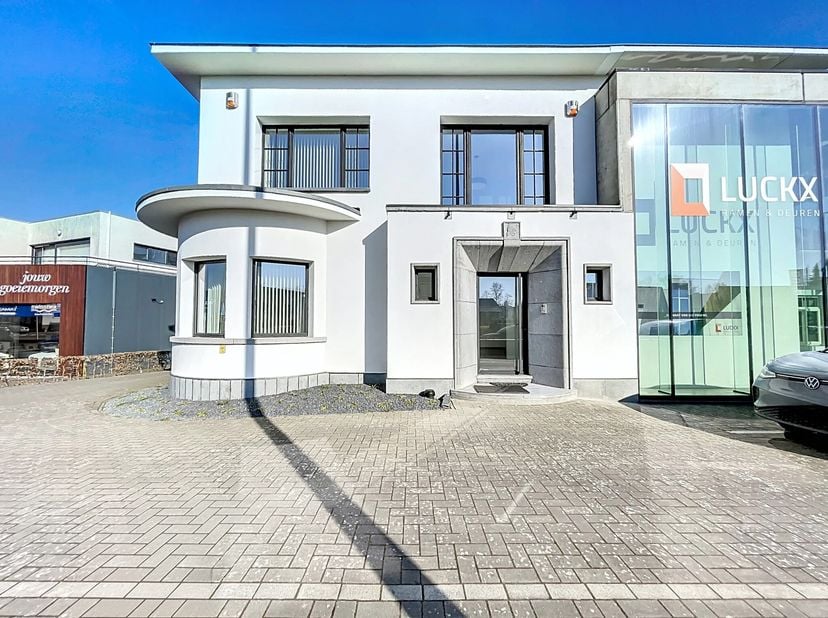 Deze gerenoveerde kantoorruimte te huur in Aalst is gelegen op een toplocatie langs de Gentse Steenweg. Deze verbindingsweg tussen Gent en Aalst biedt