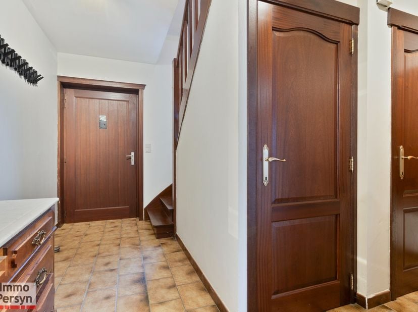 Op het begin van de Halensebaan vinden we deze woning uit de jaren 80. Gezellig en knus ingericht op een perceel van maar liefst 770m².&lt;br /&gt;
Het pand