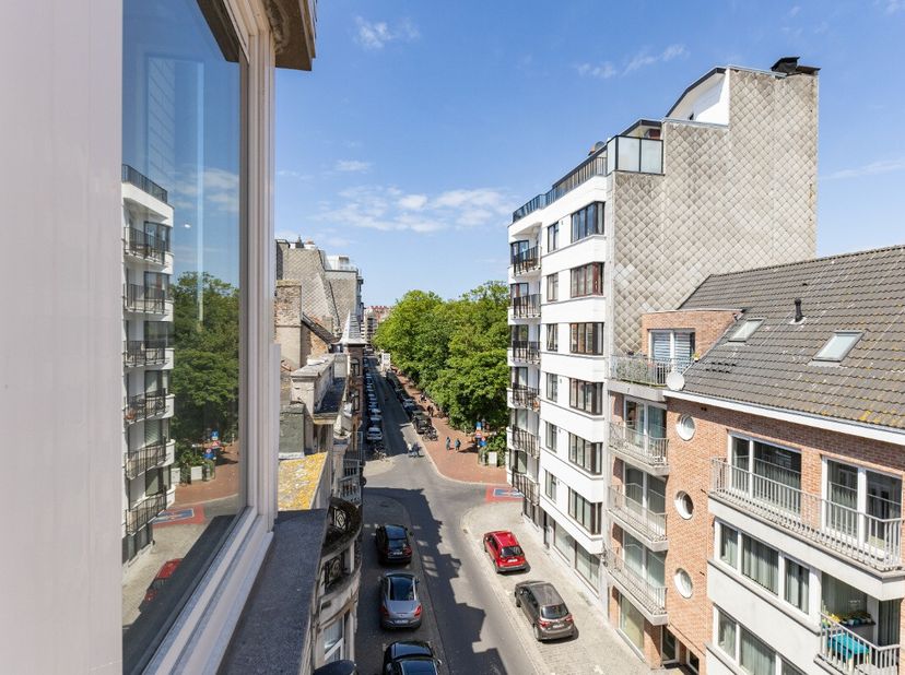 Ostende : Appartement 2 chambres entièrement rénové à vendre en centre-ville ! Ce magnifique appartement situé dans le centre dOstende, avec une atten