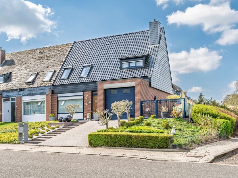 Welkom in de Duiventilstraat 51 in Wintam – een woning die doorheen de jaren met veel liefde en zorg werd onderhouden, en dat voel je vanaf het moment