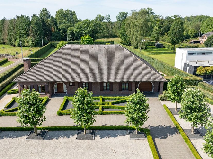 Deze uiterst ruime oerdegelijke villa, gelegen op een royaal perceel van 4860 m² in een centraal gelegen omgeving, biedt een ongezien kwaliteitsniveau