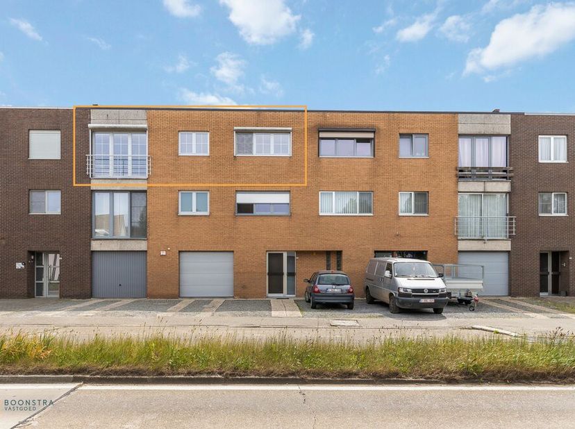 Op een uitstekende locatie te Heist-op-den-Berg bevindt zich dit appartement met 2 slaapkamers, garage en leuke tuin. Het appartement is gelegen op de