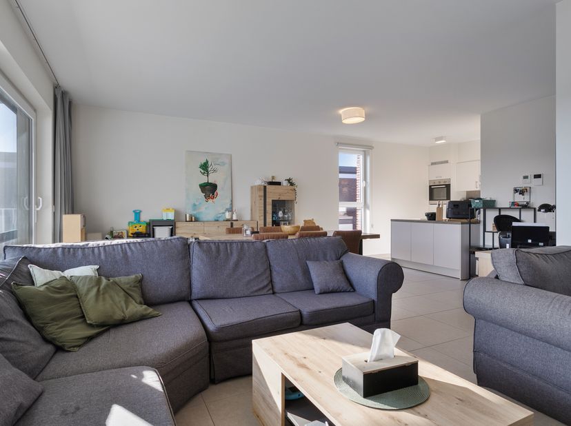 Dans le quartier branché de la gare d&#039;Aalter, nous trouvons cet appartement de 2 chambres prêt à emménager avec une terrasse spacieuse. Idéal pour un