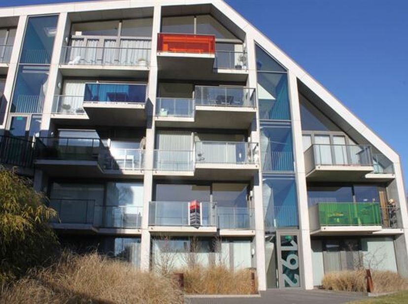 MODERN, RECENT, ENERGIEZUINIG EN LUMINEUS APPARTEMENT MET 2 SLAAPKAMERS, ZUID-GEORIËNTEERD TERRAS 9M², BINNEN-AUTOSTAANPLAATS EN KELDERBERGING.&lt;br /&gt;
