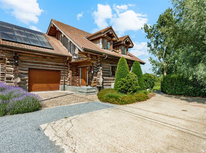 Investeringseigendom , vakantiewoning, op 15a 26ca te Zottegem&lt;br /&gt;
Aan de voet van de Vlaamse Ardennen,in het idyllische dorp, Velzeke, bevindt zich
