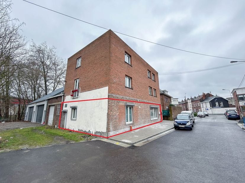 Vous recherchez un appartement au rez-de-chaussée, habitable de suite, dans un petit immeuble sans charges de copropriété ? Alors ce bien est fait pou