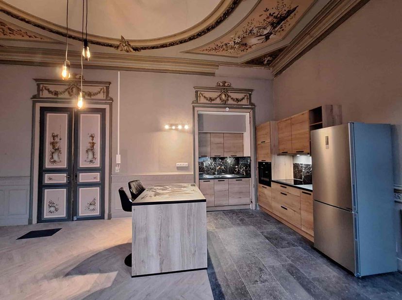 L&#039;essentiel immobilier vous propose ce très bel appartement 1 chambre au charme intemporel et rénové avec goût, situé au rez de chaussée d&#039;un immeuble