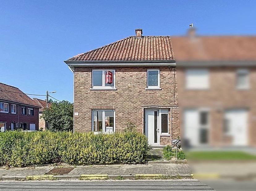 Te renoveren woning met garage - &lt;br /&gt;
&lt;br /&gt;
Deze centraal gelegen woning bestaat uit een inkomhal, woonkamer met aansluiting naar de keuken en tuin