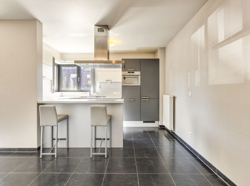 Wonen aan de rand van het groen én vlakbij het stadscentrum? Het kan in dit fijne appartement in de J.S. Bachlaan in Hasselt! Dit instapklare appartem