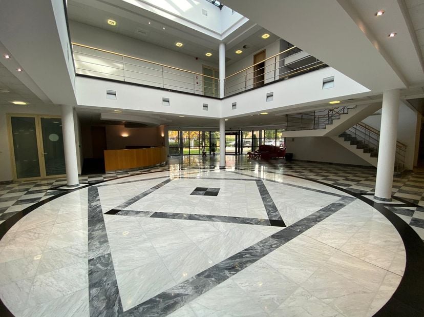 ALL IN FORMULE. Deze bedrijfssite biedt meerdere kantoorruimtes te huur vanaf 25m² tot 300m² aan in de industriezone van Hasselt Kanaal, een gunstige