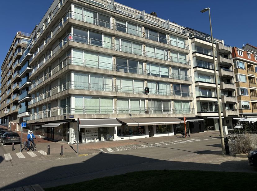 TE HUUR – KUSTLAAN KNOKKE : winkel op toplocatie in het Zoute.&lt;br /&gt;
Dit handelspand is gelegen op een AAA-ligging nabij het rondpunt van het Q8 tanks